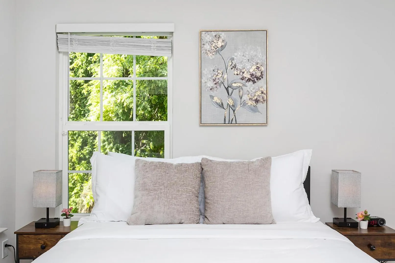 הוילה שרלוט Fresh & Comfy Near Uptown With Hottub & Private Yard בית נופש