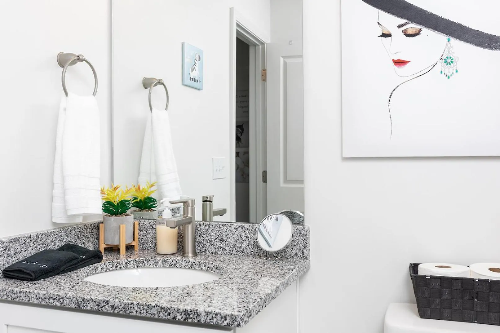 הוילה שרלוט Fresh & Comfy Near Uptown With Hottub & Private Yard