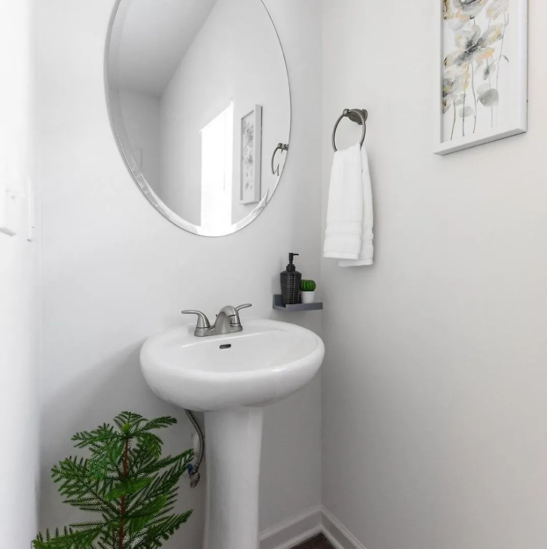 הוילה שרלוט Fresh & Comfy Near Uptown With Hottub & Private Yard 0*,  ארצות הברית